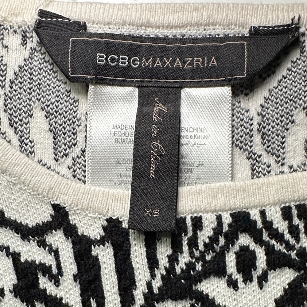 BCBGMaxAzria Black and White Floral Patterned Knit Crop Top - Picture 4 of 6